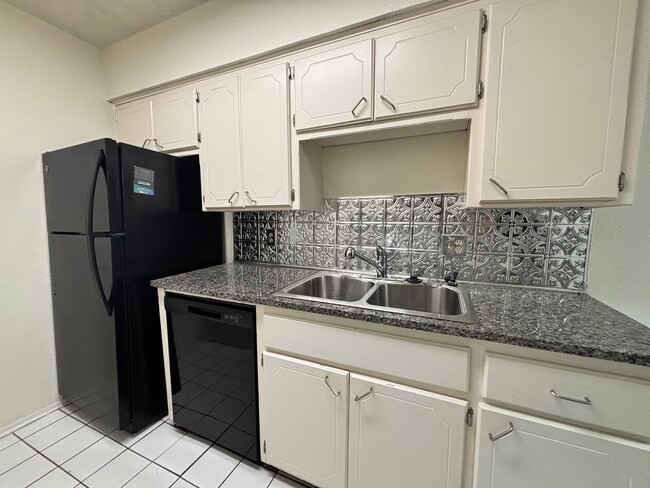 Building Photo - 1-bed, 1-bath apartment with washer and dryer provided