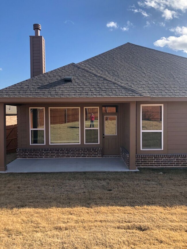 Building Photo - Ranch-Style 3 Bedroom/2bath w Designated O...
