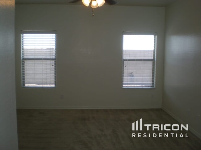 Building Photo - 15613 N Poppy St