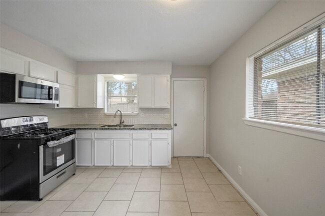 Building Photo - 803 1/2 Ellena Rd