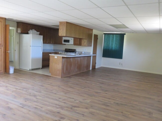 Building Photo - 3bd/2ba + 1bd/1ba country living home