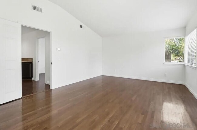Building Photo - 1100 Corrales Ln