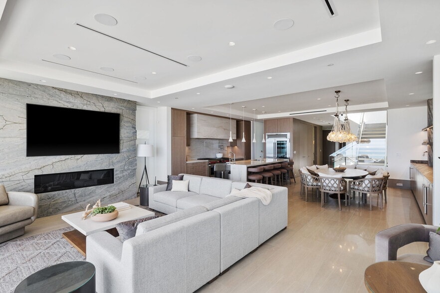 Building Photo - 716 The Strand