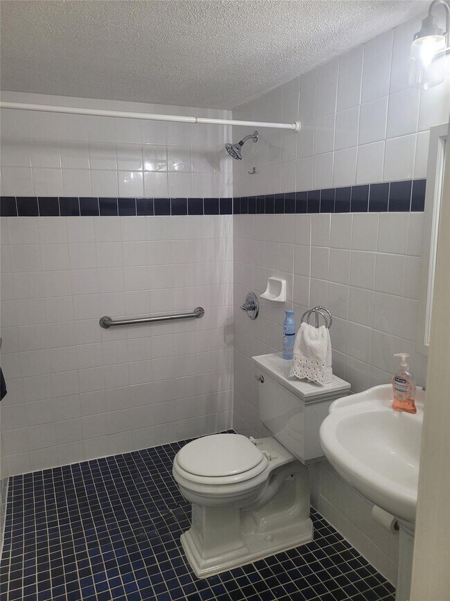 Building Photo - 815 Middle River Dr