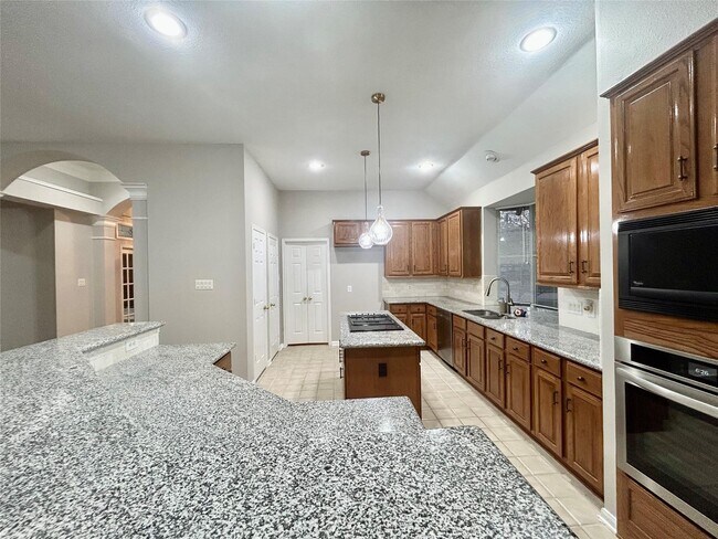 Building Photo - 16807 Laguna Springs Dr