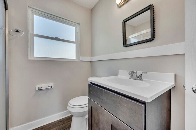 Building Photo - Adorable 1 bed 1 bath - Central air/heat, updated