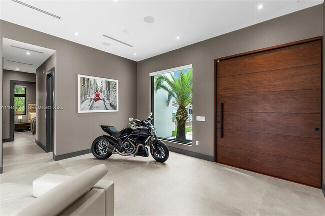 Building Photo - 12911 Oleander Rd