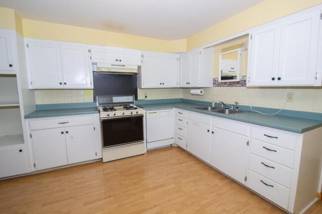 Building Photo - 517 E 2nd St