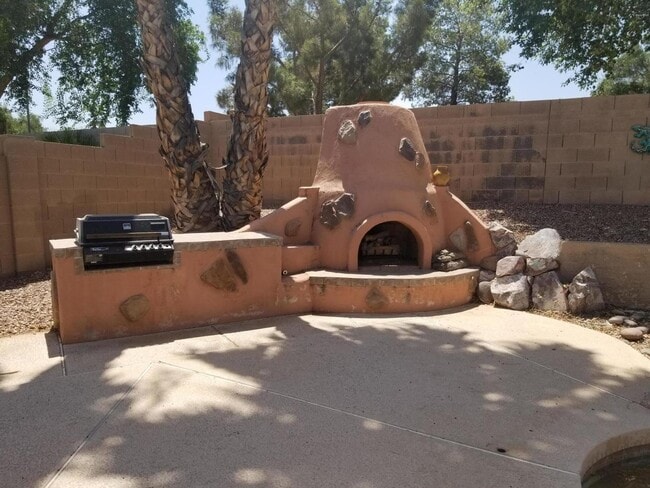 Building Photo - 875 W Aloe Pl