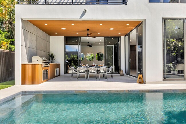 Building Photo - 727 NE 17th Way