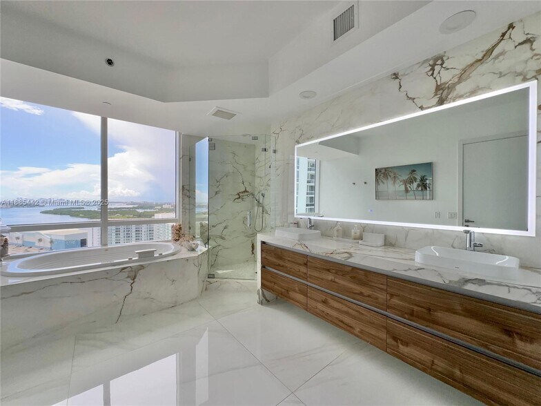 Building Photo - 15901 Collins Ave