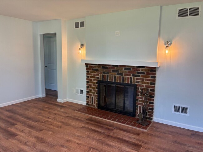 Building Photo - Spacious & Fully Renovated 4-Bedroom Home ...