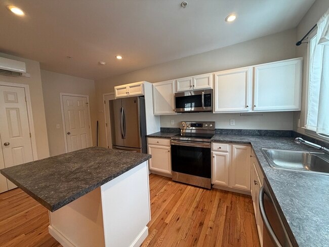 Building Photo - 160 Summer St