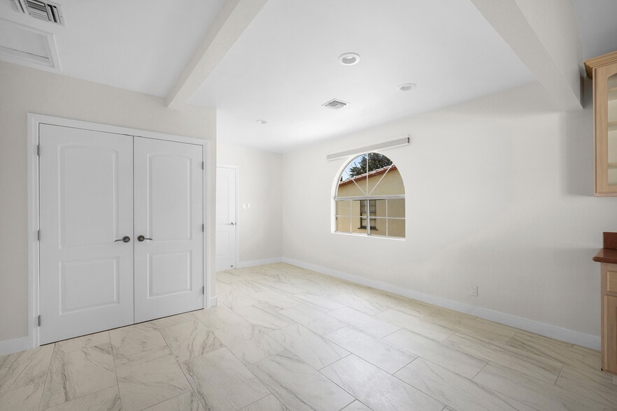Building Photo - 905 Graynold Ave