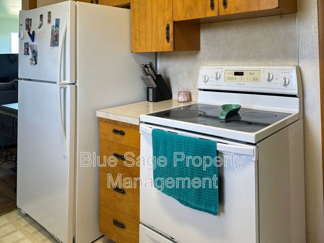 Building Photo - 302 N Albert St