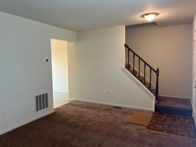 Building Photo - Spacious Townhome Close To EVERYTHING
