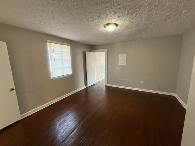 Building Photo - *AVAILABLE NOW - Total Electric* 1 Bedroom / 1 Bathroom Duplex for Rent in Midtown Columbus, GA***