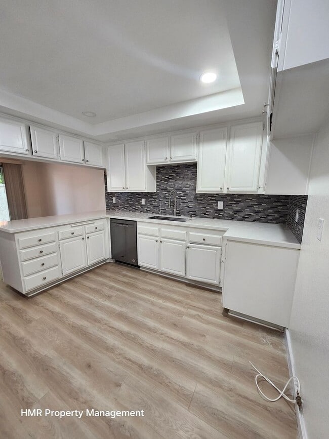 Building Photo - Beautiful 3-Bed, 3-Bath Condo in Prime Cla...