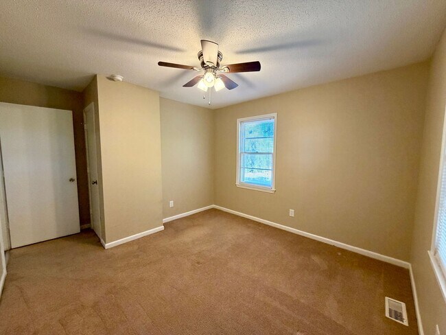 Building Photo - Minutes from Shaw AFB!