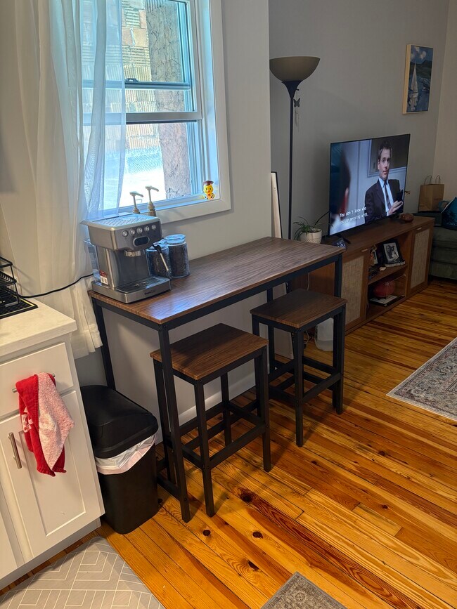 Building Photo - 216 Main St