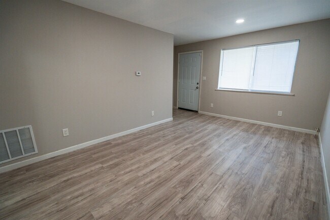 Building Photo - 1305 Clay St