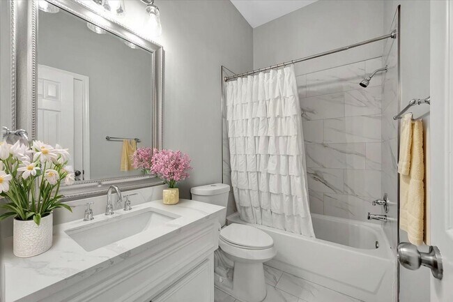 Building Photo - 3915 Summerfield Dr