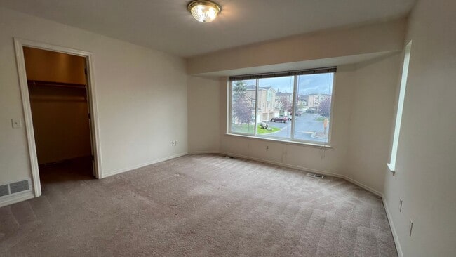 Building Photo - (3) Bedroom, (2) Bathroom Townhouse in Ind...