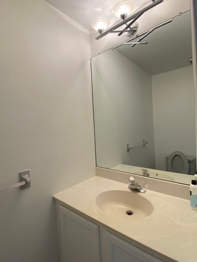 Building Photo - 6902 Colonial Ct