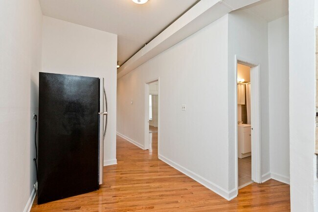 Building Photo - 301 S Halsted St