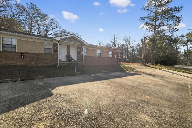 Building Photo - 3681 Lynn Dr