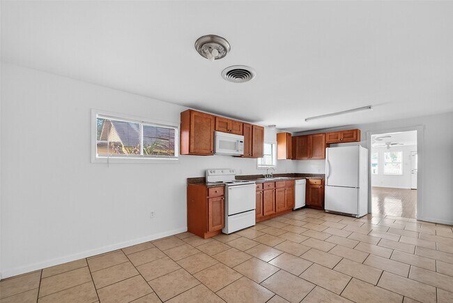 Building Photo - 521 Alford St