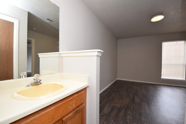 Building Photo - Dellrey-12309