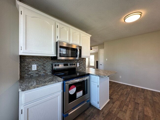 Building Photo - Beautifully Remodeled 3 Bed/2 Bath/2-Car G...