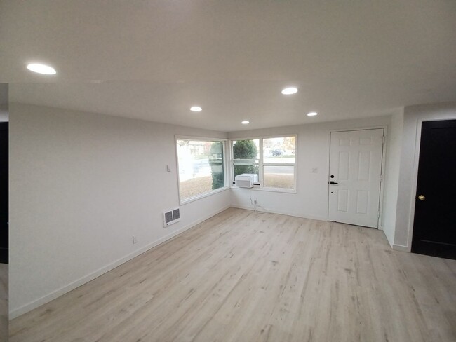 Building Photo - Remodeled! One level, 2 bdrm 1 bath end un...