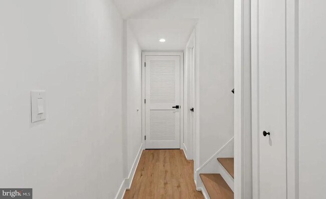 Building Photo - 1518 N Darien St