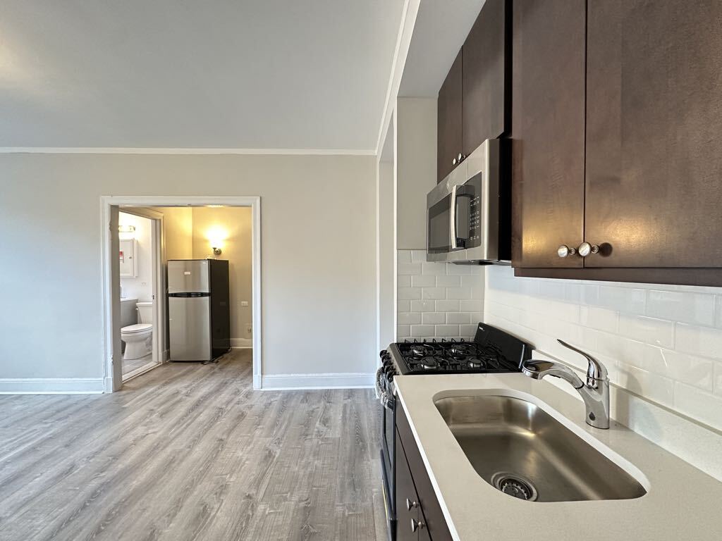 Building Photo - 3335 W Diversey Ave