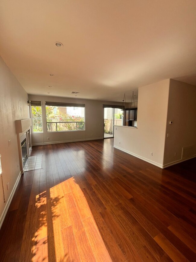 Building Photo - Spacious 3-Bedroom, 2.5-Bathroom Home
