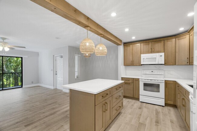 Building Photo - 1575 SW Silver Pine Way