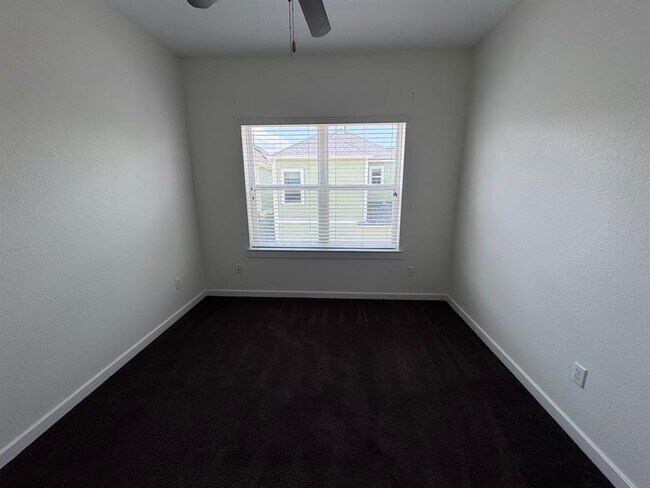 Building Photo - 2033 Philomena St