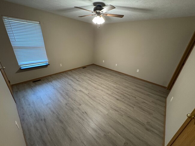 Building Photo - Updated 2 bedroom one bath apartment in be...