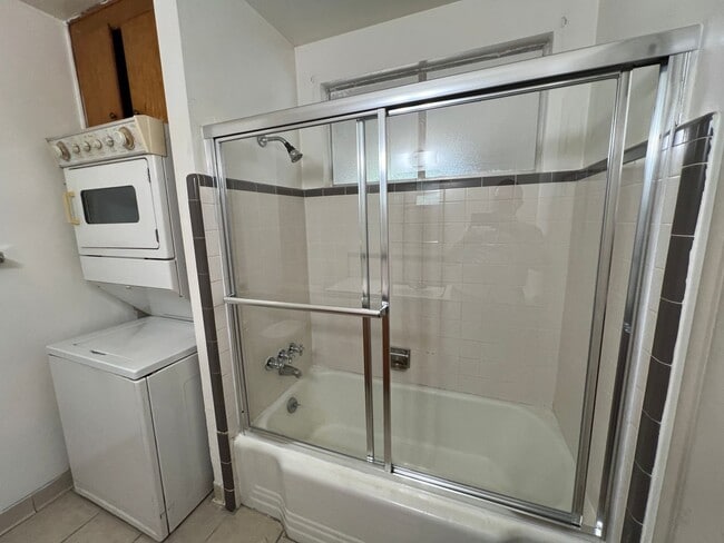 Building Photo - Single story one bedroom unit with covered carport!