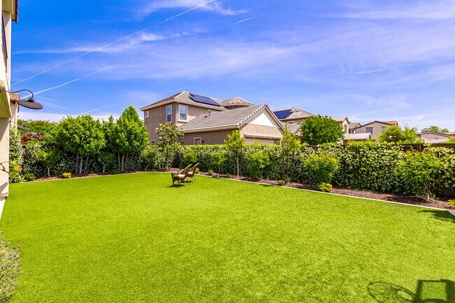 Building Photo - Gorgeous Custom Upgraded Serrano Home!