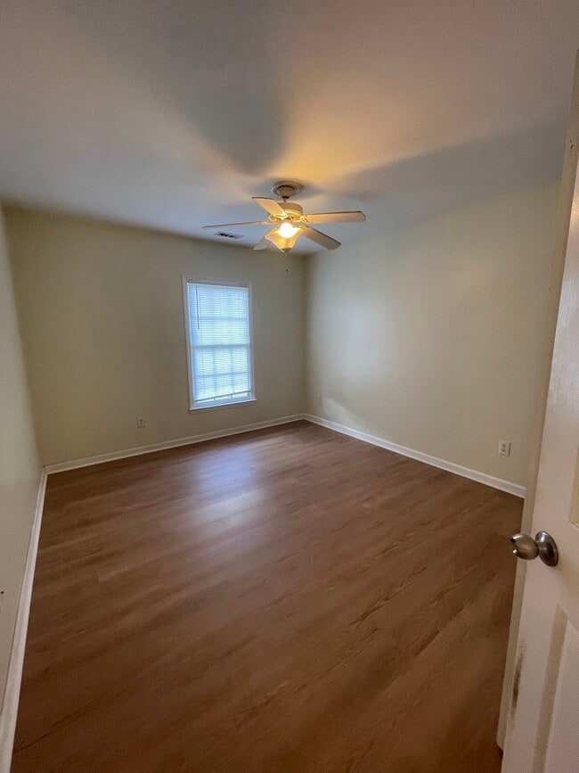 Building Photo - 412 Silvergrove Dr
