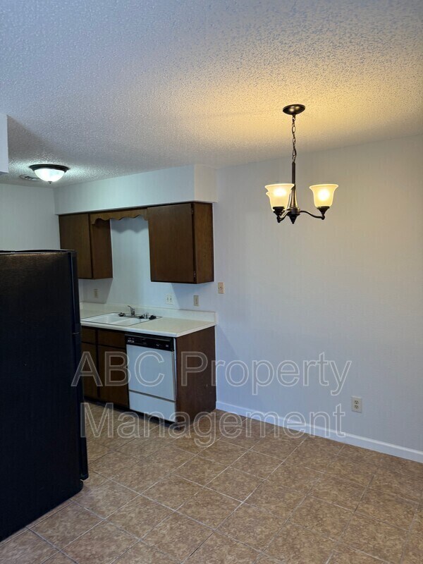 Building Photo - 1208 W Bishop Dr