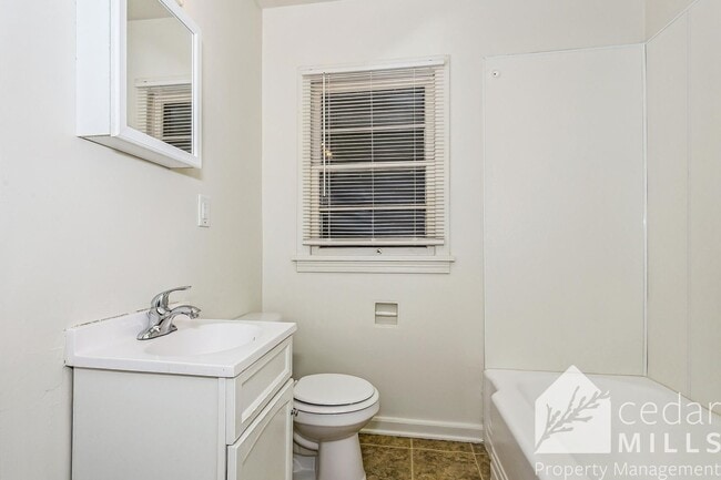 Building Photo - 1 Bedroom, Lawn and Trash Included