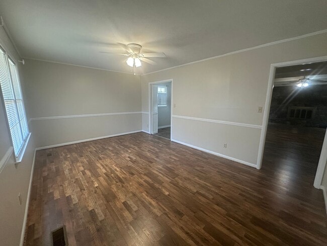 Building Photo - 927 Pinecliff Dr