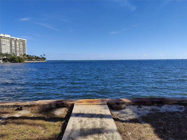 Building Photo - 1823 S Bayshore Ln
