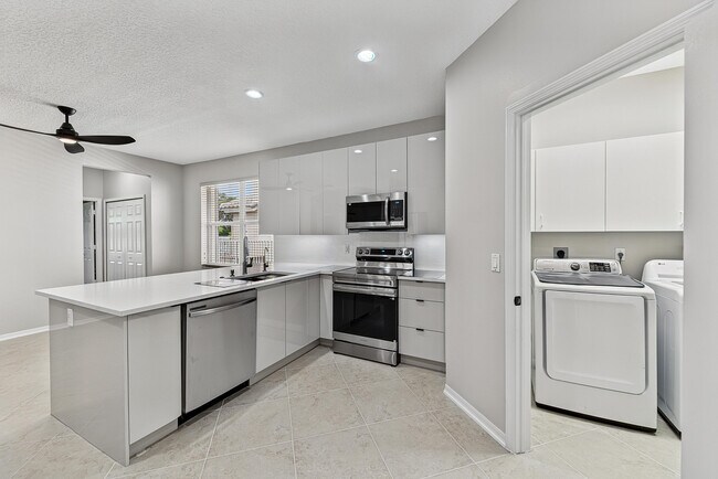 Building Photo - 12325 Cascades Pointe Dr