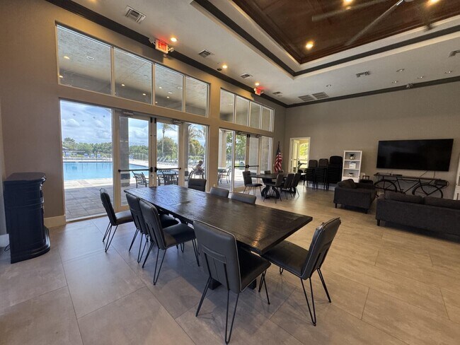 Building Photo - 1804 SW Jamesport Dr