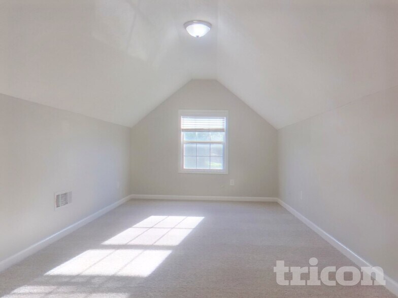 Building Photo - 2054 Laird Rd